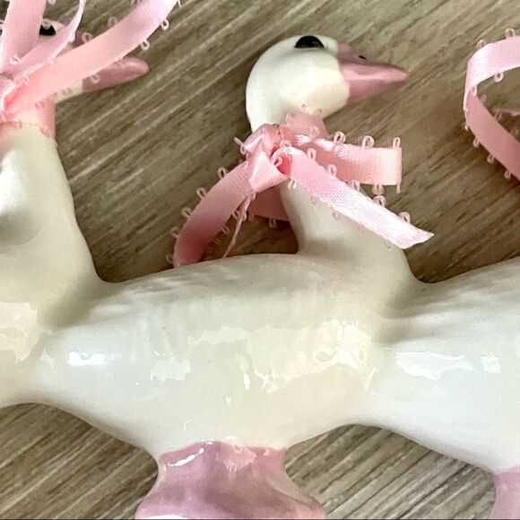 4 White ceramic ducks with pink and bows - Picture 8 of 12
